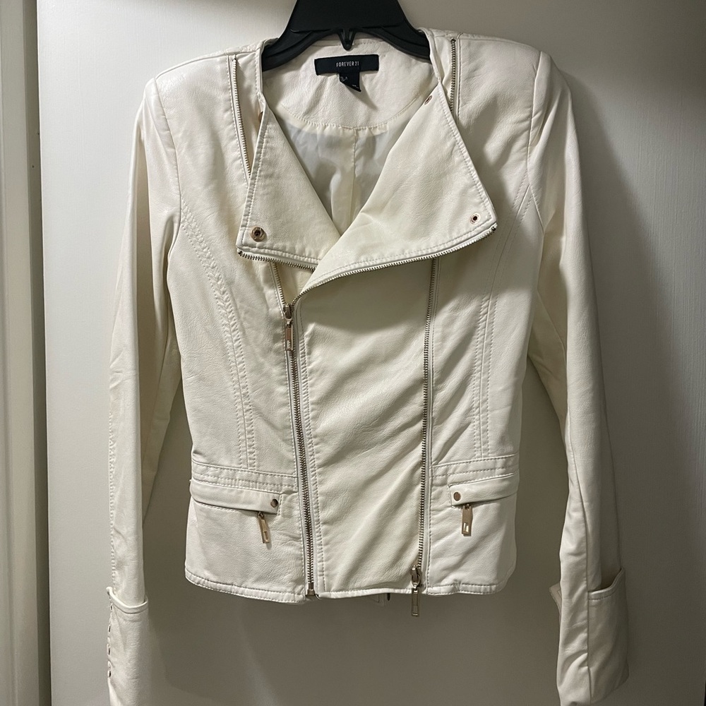 Forever 21 Off white faux leather moto jacket with rose gold hardware size small